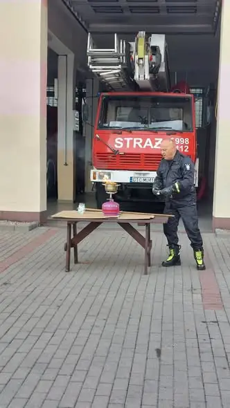 Remiza OSP Gniew planem zdjęciowym. Strażacy nagrywali spoty edukacyjne, ale przerwał ich prawdziwy alarm