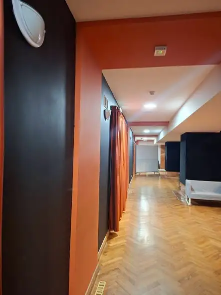 Sala widowiskowa w Czczewie zmienia wystrój – ciemna zabudowa i lepsza akustyka