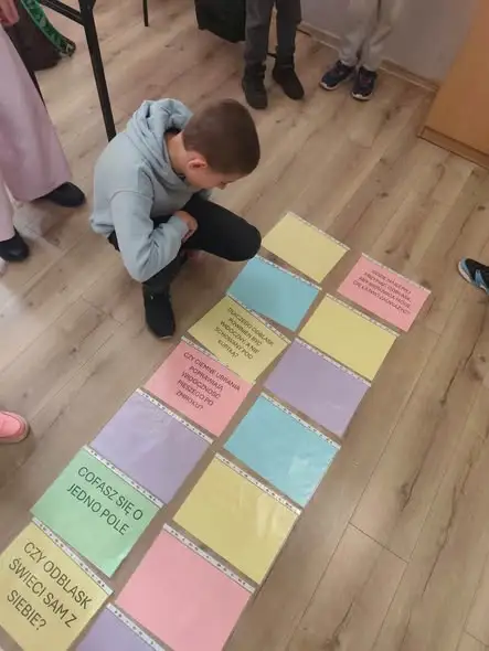 Klasa IV B tworzy gry o bezpieczeństwie w projekcie „Odblaskowa szkoła”