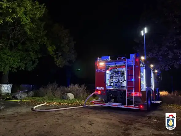 Pożar śmietników w Pelplinie – akcja strażaków przy ul. Ornassa