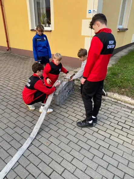 Młodzieżowa Drużyna Pożarnicza z Gniewa ćwiczyła pożary wewnętrzne i rozwijanie węży