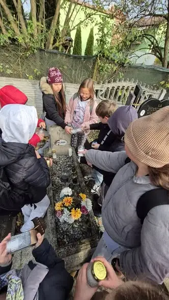 Klasy czwarte z Gniewa oddały hołd poległym i wspólnie spędziły czas na basenie i kręglach