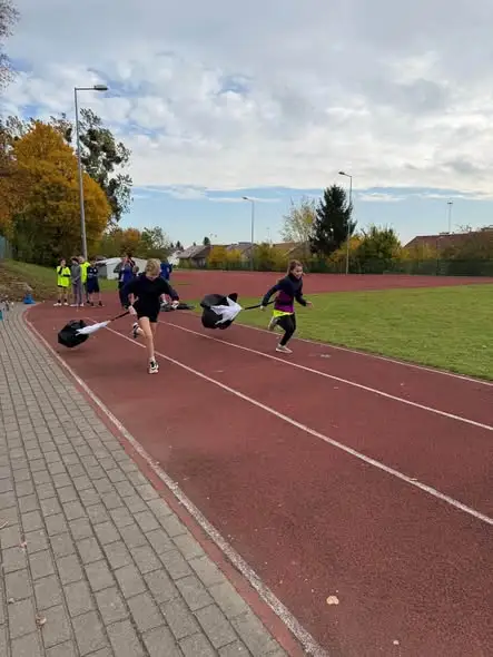 Uczniowie klasy sportowej 4a trenowali bieganie ze spadochronami oporowymi